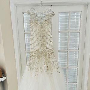 BRAND NEW NEVER WORN BEAUTIFUL WEDDING DRESS